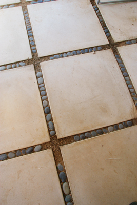 
Concrete tiles grouted with black river rock stones deck the Barretts’ patio.
